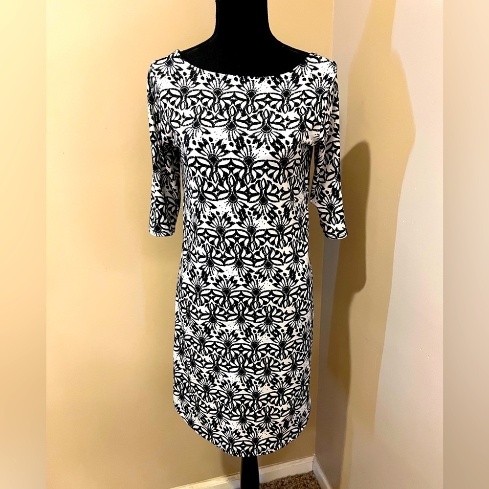 Lola By AFG Floral Jersey Shift Dress
Size Small
